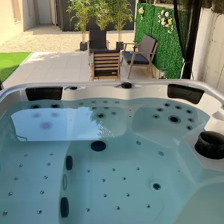Maison Porte Du Bouchon : Jacuzzi Spa Privatif ! Villa Troyes